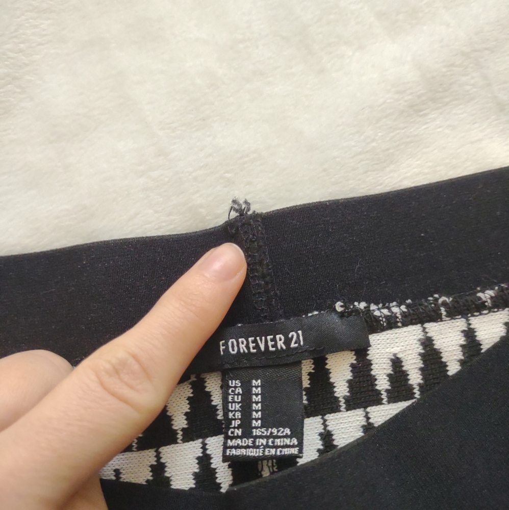 Forever 21 Women's Black&White Houndstooth Pull On Skirt || Medium - Picture 5 of 5